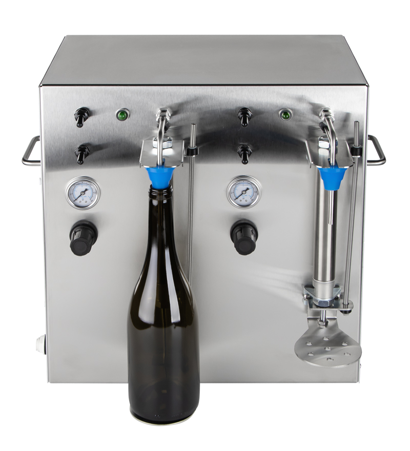 Machine de remplissage pour liquide à faible viscosité - XH-600L - Spark  Packaging Machines - automatique / pour bouteilles en plastique / pour  bouteilles de gaz